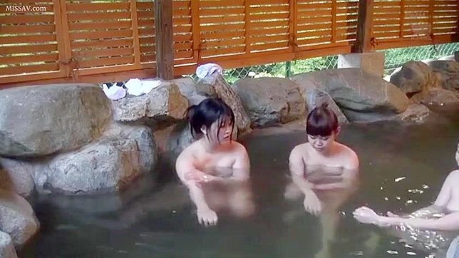 公衆浴場での快楽～裸の日本人女子校生が盗撮犯と温泉に入っている！