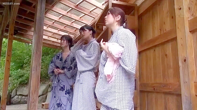 日本の温泉で過激な盗撮！巨乳と濡れたマンコの温泉ヌード入浴ガールたち！
