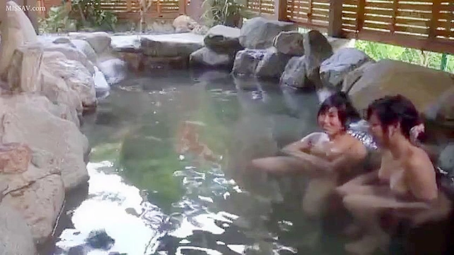 ヌード入浴スパイ！日本の温泉は裸の女の子とその濡れたアソコで目を楽しませてくれる！