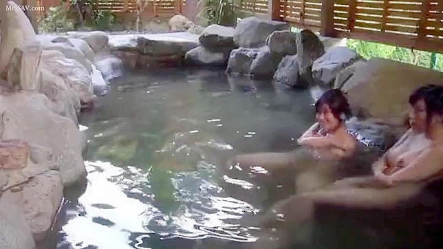 ヌード入浴スパイ！日本の温泉は裸の女の子とその濡れたアソコで目を楽しませてくれる！