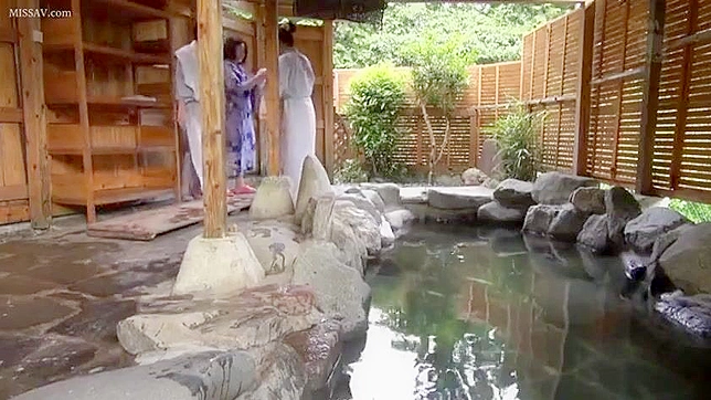 公衆温泉スパイ！淫らな日本の少女たちが温泉を脱いで入浴する！