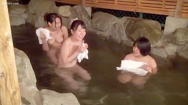 公衆温泉スパイ！淫らな日本の少女たちが温泉を脱いで入浴する！
