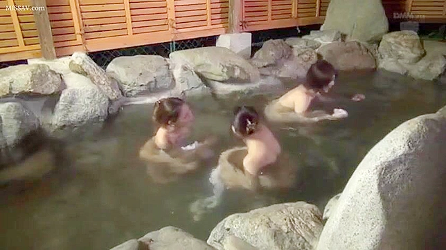 無修正公衆温泉～淫らな日本の少女たちのヌード、巨乳、マンコ、入浴！