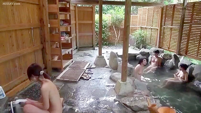 ホットな盗撮ポルノ！日本の女の子の体、巨乳、オマンコ、入浴シーン！