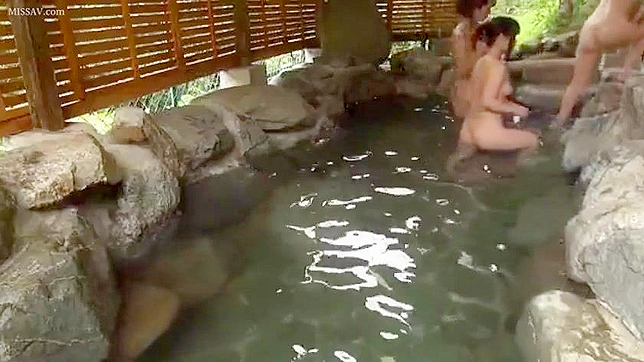 銭湯エロ快楽！淫らな日本の女の子たちが裸体、巨乳、マンコ、その他をさらけ出す！
