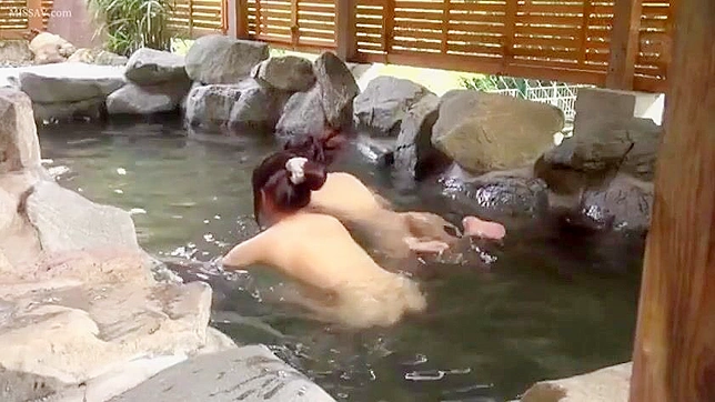 公衆温泉で秘密のスパイ！恥ずかしがり屋な日本の少女たちがヌードで入浴する