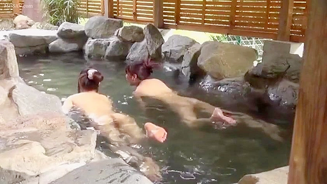 公衆温泉で秘密のスパイ！恥ずかしがり屋な日本の少女たちがヌードで入浴する