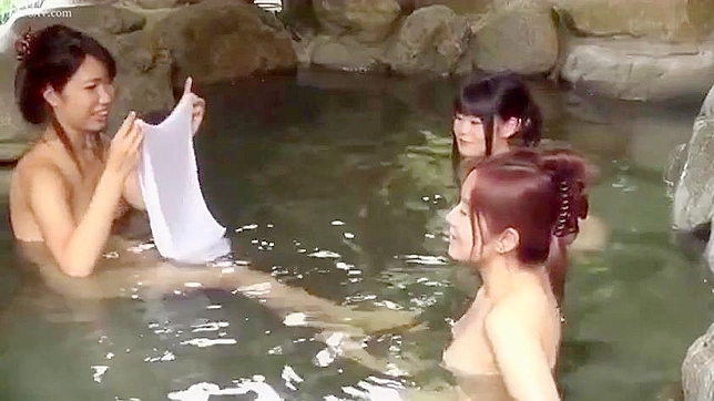 Sneaky Peek Voyeurist at Naked Japanese Beauties in Public Onsen