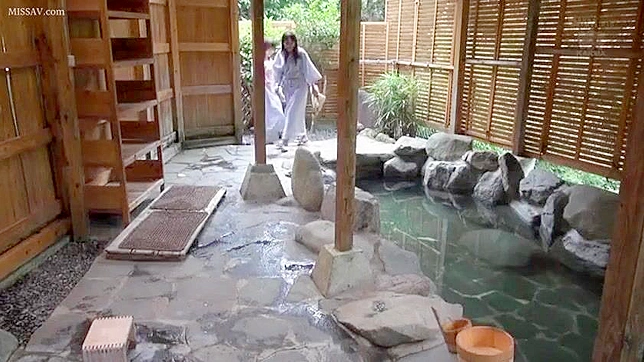 盗撮犯の歓喜！公共の温泉で日本のヌード少女たちが脱いで入浴する