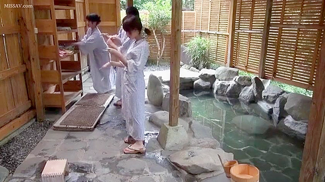 盗撮犯の歓喜！公共の温泉で日本のヌード少女たちが脱いで入浴する