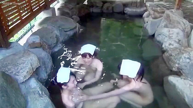 恥ずかしがり屋の日本の女の子たちが公共の温泉でヌードになって入浴しているところを盗撮する