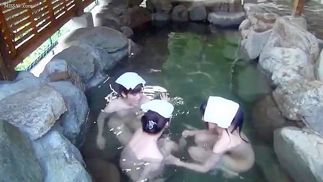 恥ずかしがり屋の日本の女の子たちが公共の温泉でヌードになって入浴しているところを盗撮する