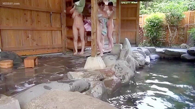恥ずかしがり屋の日本の少女たちが公共の温泉でヌードになって入浴する-盗撮犯の夢が現実になった