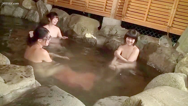大胆な覗き魔が、公共の温泉で全裸になったシャイな日本人美女のエッチな瞬間を撮影した