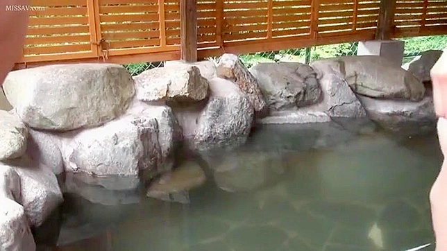 いたずら好きな日本の少女たちの公衆温泉でのヌード入浴が盗撮される