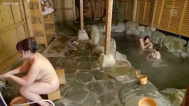 日本のホットな女の子たちの裸体が、公共の温泉で盗撮された。