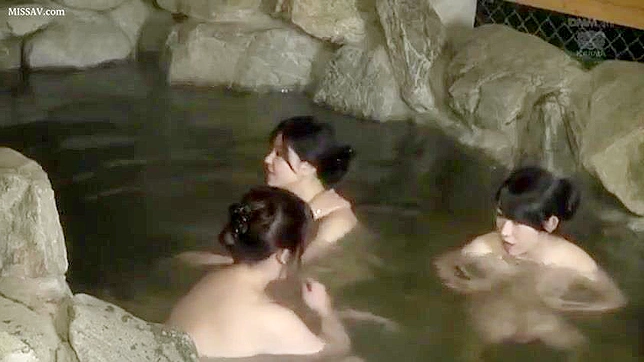 日本のホットな女の子たちの裸体が、公共の温泉で盗撮された。