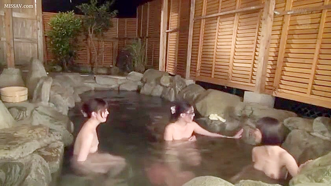 公共の温泉でヌードになった日本人女性を盗撮、巨乳とマンコが露わになる