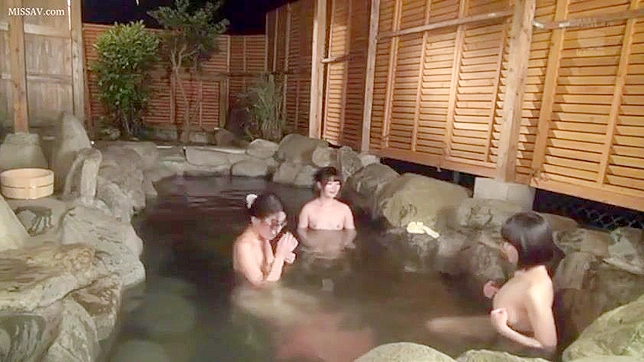 公共の温泉でヌードになった日本人女性を盗撮、巨乳とマンコが露わになる