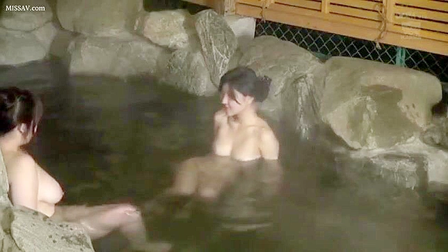 公共の温泉で日本の熟女の裸を盗撮する盗撮犯