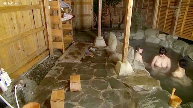 公共の温泉で日本の熟女の裸を盗撮する盗撮犯