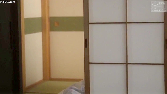 寝取られた夫の歓声のために屈辱的な日本人の牝犬が精子を飲み込む