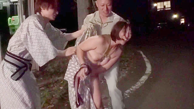 従順で縛られた日本の熟女がマンコと尻を生で犯される！