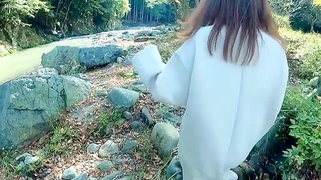 美しい巨尻の日本人熟女が野外でポーズをとり、ジューシーなブーツを露出させた。