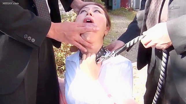 強烈なオーガズムを感じる日本の熟女が、2人のハングアップしたファッカーに縛られ犯される！