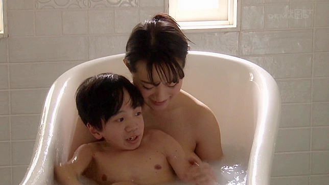 Jizz-Squelching Jap Pussy Gets Midget Man Sperm Bath!