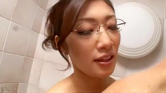 Reiko Kobayakawa, the Luscious JAV Cougar in Sensual Showers