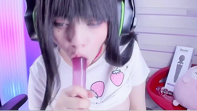 Revealing Little Bubblegum Cosplay Camwhore from Japan, Enchanting Columbian Webcam Girl