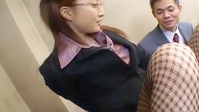 Japanese Beauty Senna Kurosaki Gets Intensive Bukkake in the Office