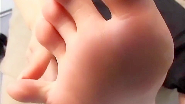 Japanese babe's luscious feet on the couch: A must-watch!