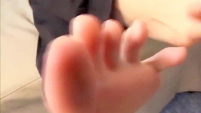 Japanese babe's luscious feet on the couch: A must-watch!