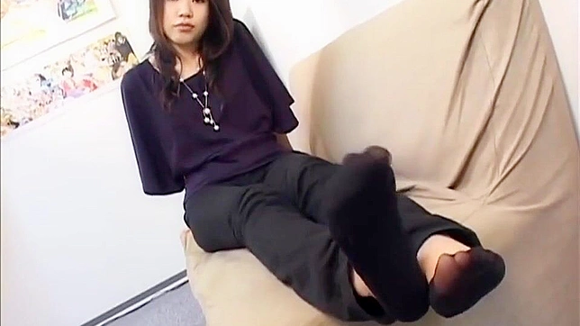 Japanese babe's luscious feet on the couch: A must-watch!