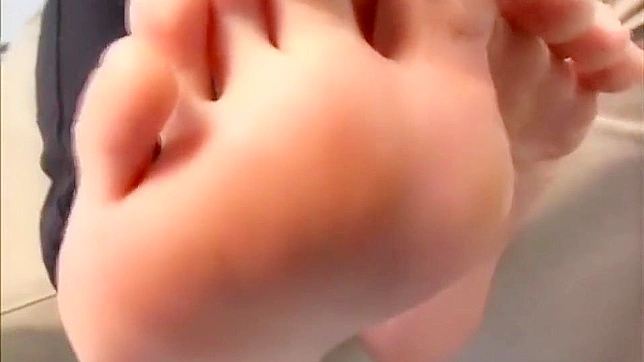 Japanese babe's luscious feet on the couch: A must-watch!