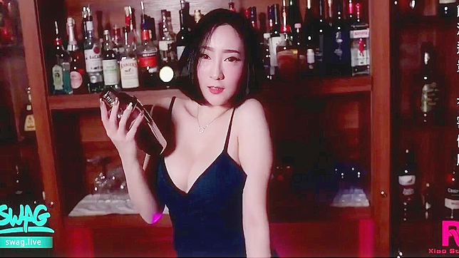 Japanese Beauty Seduces with Striptease in Bar - Unmissable XXX Scene!