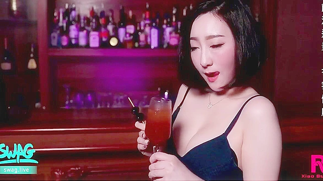 Japanese Beauty Seduces with Striptease in Bar - Unmissable XXX Scene!