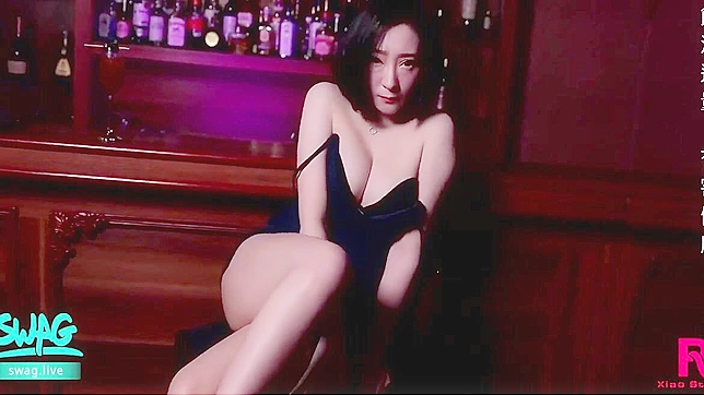 Japanese Beauty Seduces with Striptease in Bar - Unmissable XXX Scene!