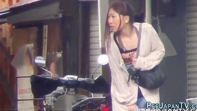 Japanese Porn ~ Luscious Oriental Whore Takes a Leak in the Alley