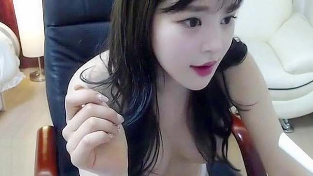 Korean Beauty, 18, Reveals Her Stunning Curves in a Sensual Solo Display.