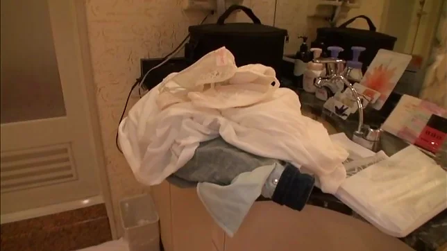 Mature babe enjoys as her muff is nailed 2