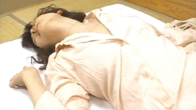 Hitomi Kurosaki Mature Asian lady is a babe 3