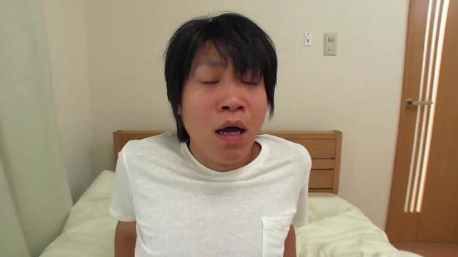 Sexy Japanese milf Kitsu Yuka reveals her fantastic body