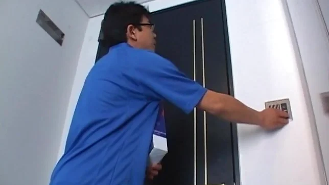 Hot mature chick with massive ass seduces a sales agent 3