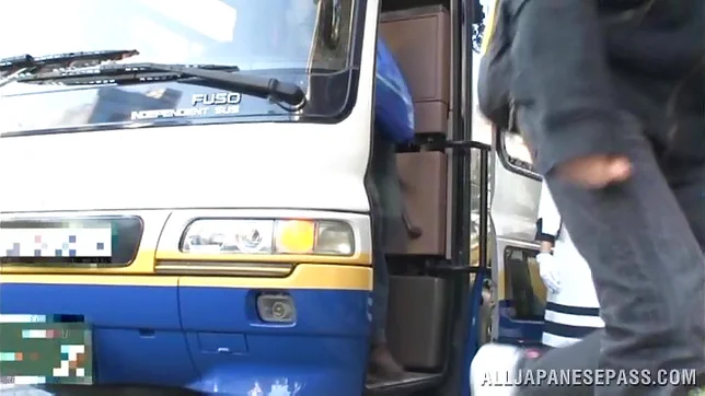 Kinky Japanese model amazes with her show 4