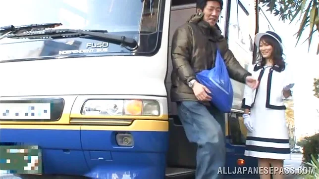 Kinky Japanese model amazes with her show 4