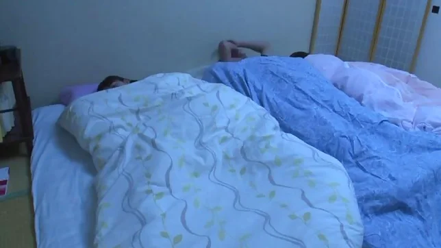 Riona Minami and Nozomi Ansaki enjoy a threesome 2