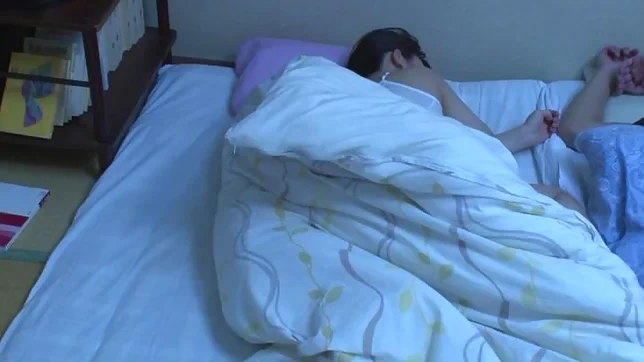 Riona Minami and Nozomi Ansaki enjoy a threesome 2